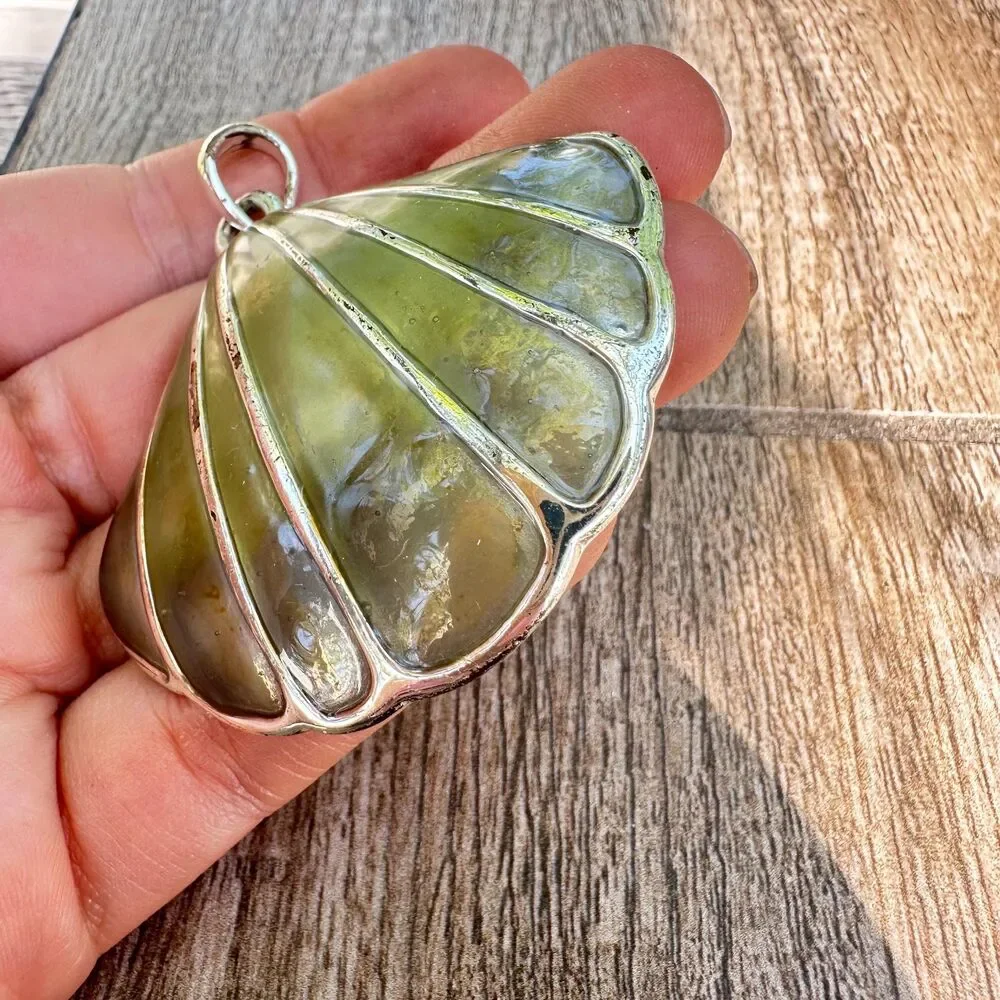 Vintage Seashell Brooch Pendant in Silver Tone and Enamel Shell Brooch